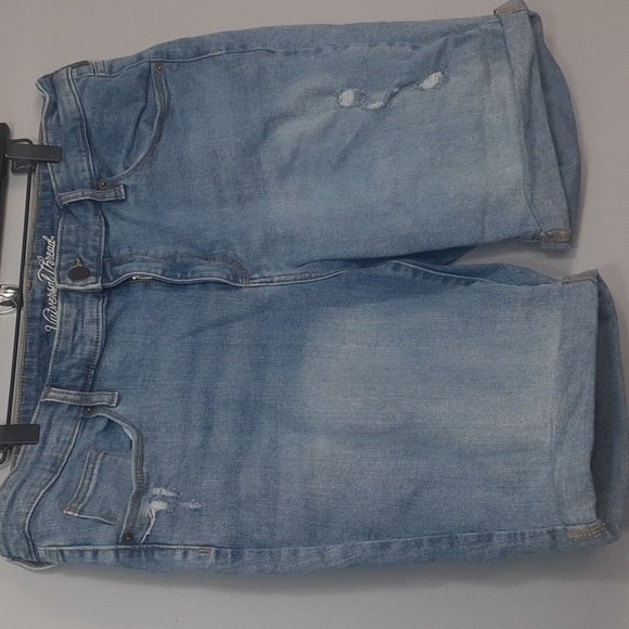 Universal Thread Lightwash Plus Size Rolled Hem Shorts - Picture 3 of 10